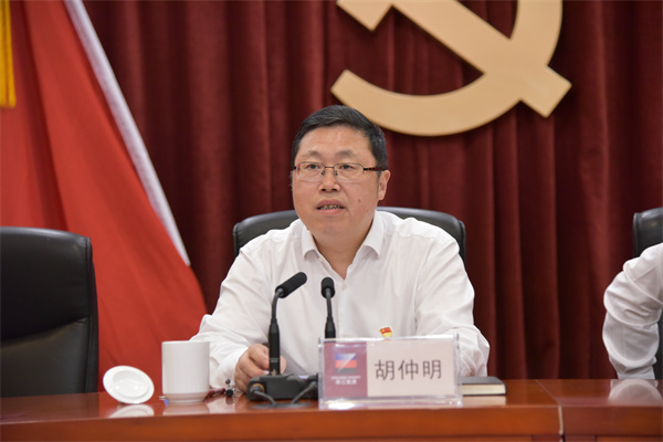集團(tuán)黨委書記、董事長胡仲明上專題黨課。 祝益軍 攝.jpg 集團(tuán)黨委書記、董事長胡仲明上專題黨課。 祝益軍 攝.jpg