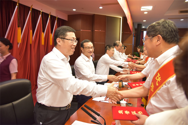集團(tuán)黨委向受表彰的集團(tuán)“兩優(yōu)一先”代表表示祝賀。 祝益軍 攝.jpg 集團(tuán)黨委向受表彰的集團(tuán)“兩優(yōu)一先”代表表示祝賀。 祝益軍 攝.jpg