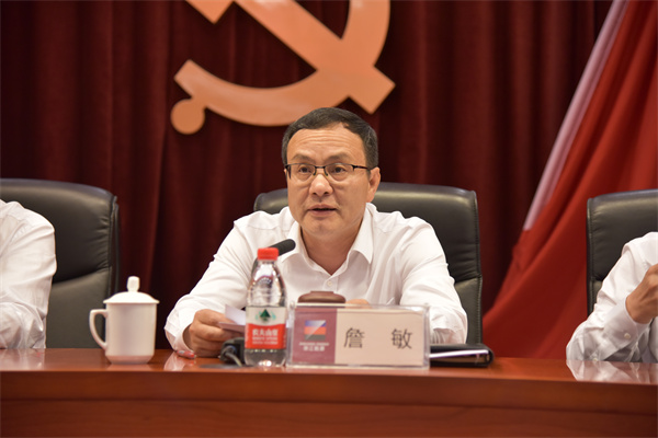 集團(tuán)黨委副書記、總經(jīng)理詹敏宣讀表彰文件。 祝益軍 攝.jpg 集團(tuán)黨委副書記、總經(jīng)理詹敏宣讀表彰文件。 祝益軍 攝.jpg