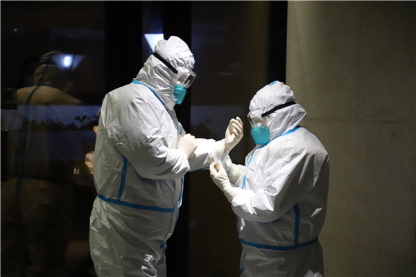 醫護人員化身暖心大白，守護人民健康。 殷夢奇 攝.jpg